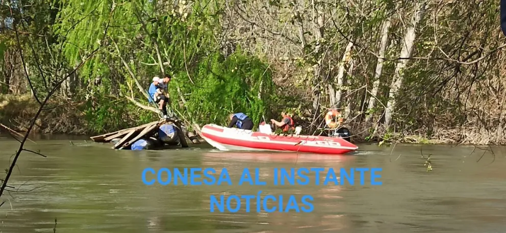 Susto: quisieron cruzar el río en balsa, se pinchó y los bomberos fueron al rescate