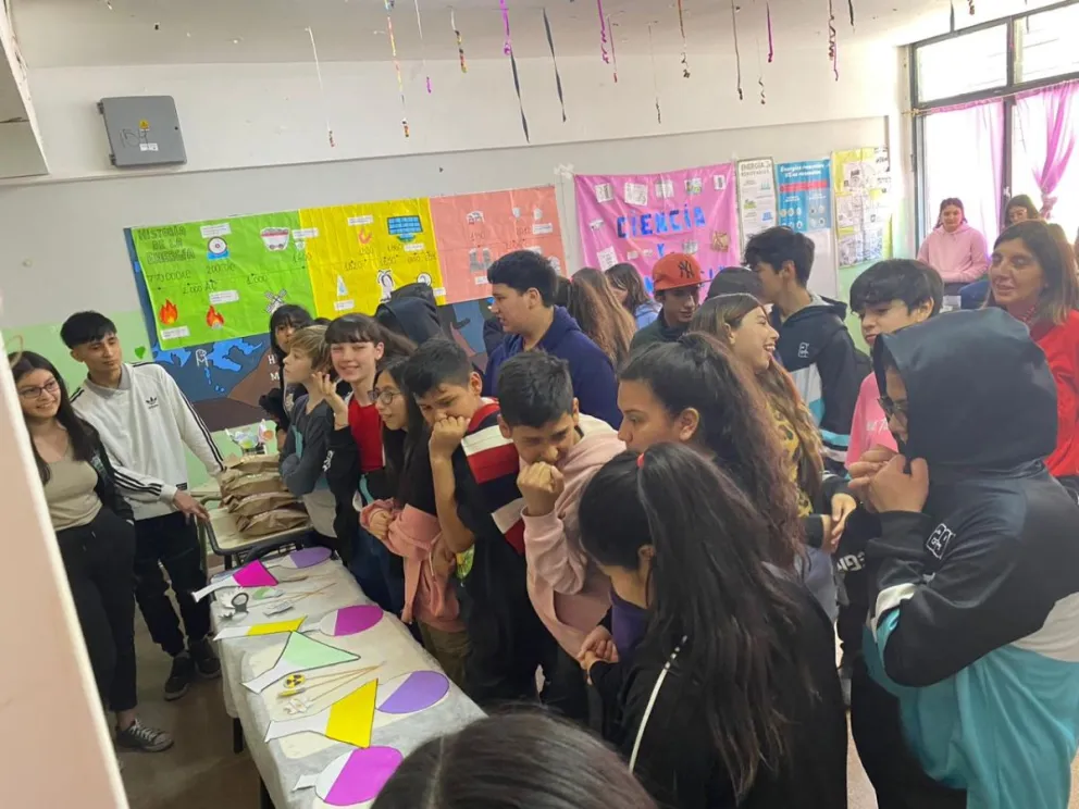 Estudiantes de la ESRN N° 154 del San Martín se muestran a la comunidad 