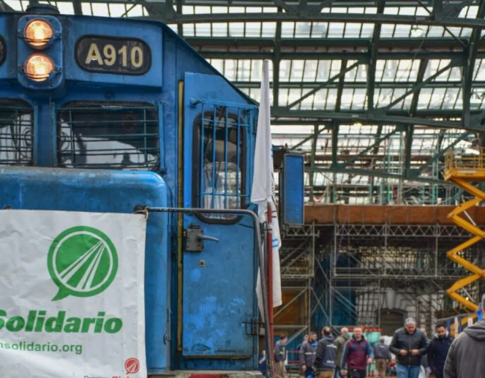 Atraviesa el puente ferrocarretero con alimentos y ropa para la Línea Sur