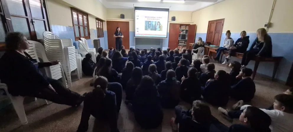 Activa participación de estudiantes en el taller de uso responsable de redes sociales
