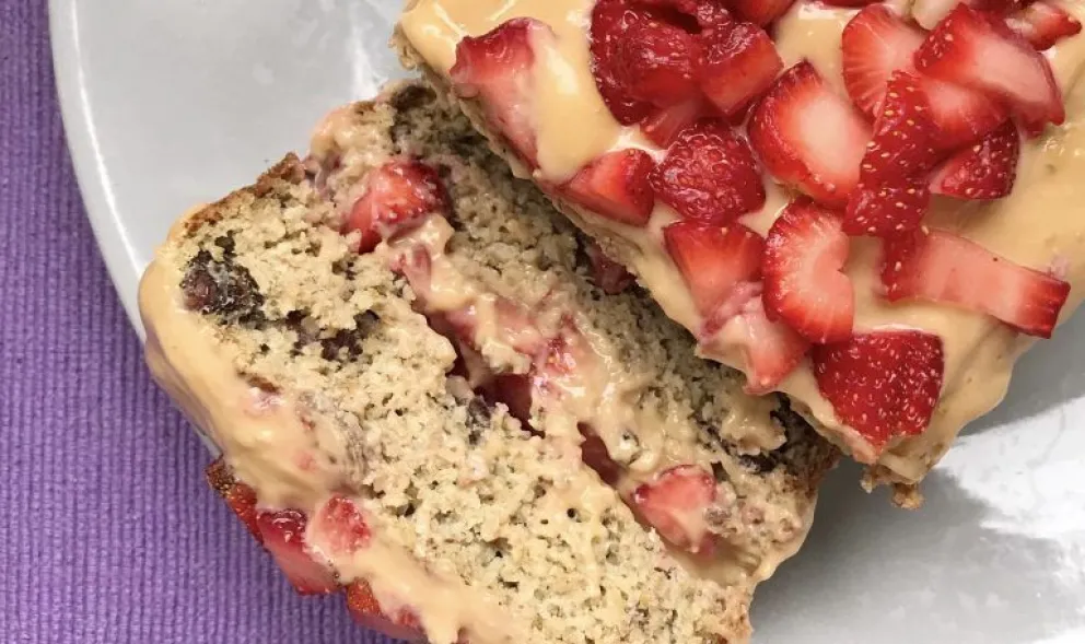 Paso a paso para hacer un budín integral de yogur y frutillas, sin azúcar