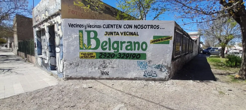 Hay líos entre dos barrios por un cartel pintado en un paredón
