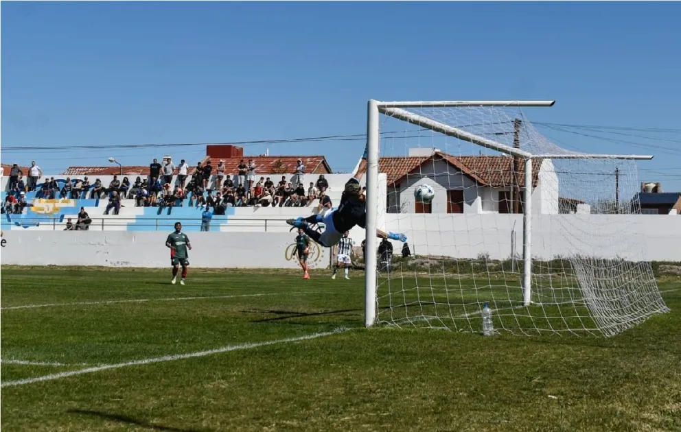 En una tarde para el olvido, Sol de Mayo fue goleado en casa ante Villa Mitre