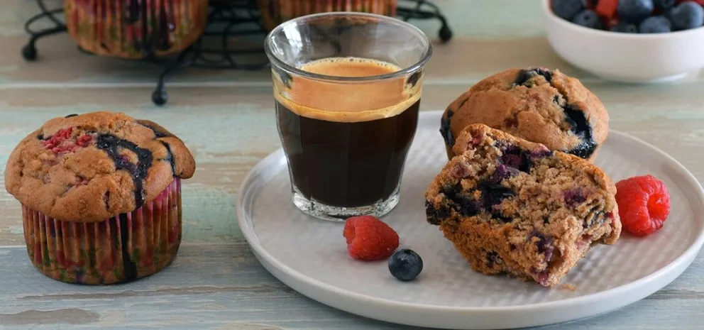 Muffins con masa madre, frutos del bosque y miel fáciles de preparar 