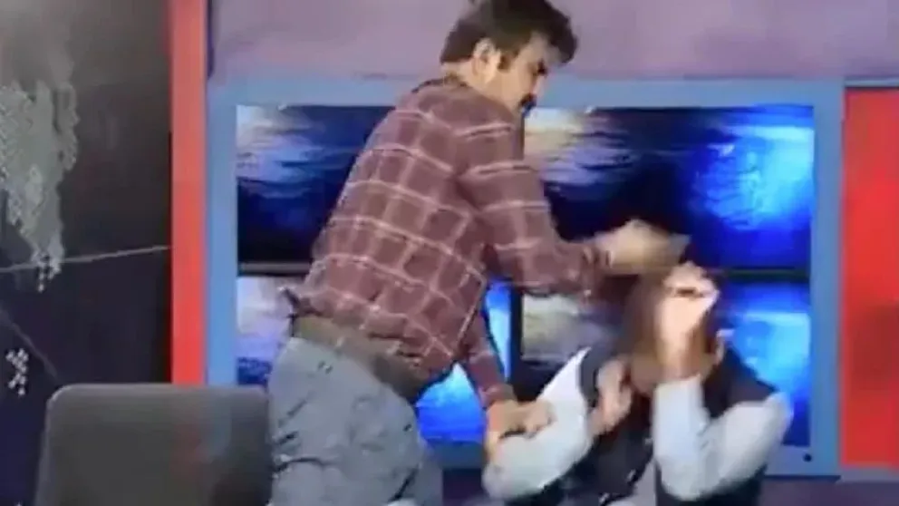 Dos políticos se agarraron a golpes en pleno debate televisado en vivo 