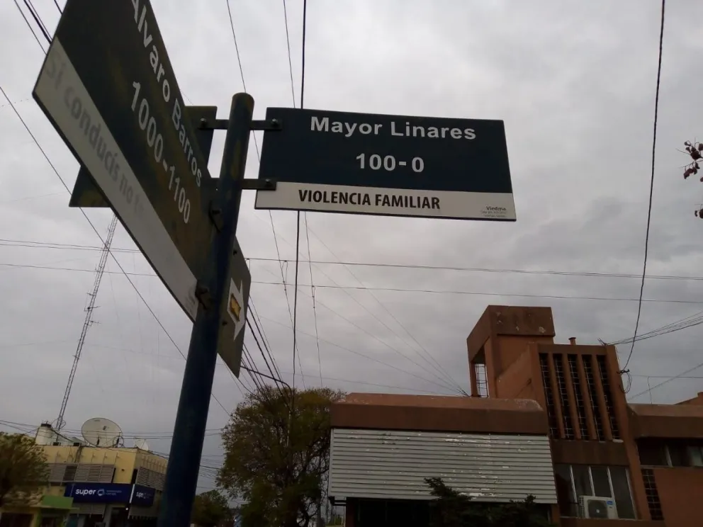 Detienen a un sujeto que rodaba por una vereda un neumático robado