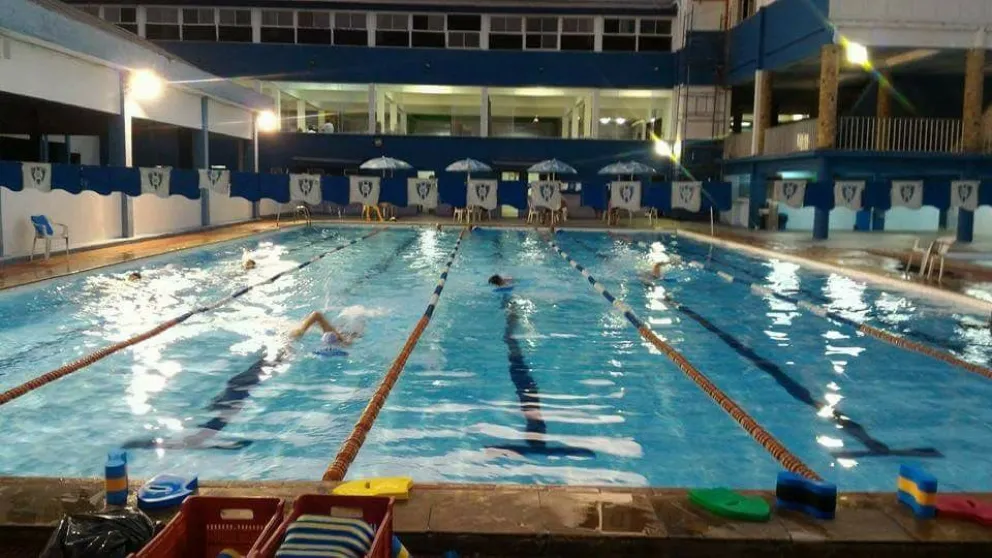 Impresionante operativo para rescatar a una niña atrapada en el filtro de una pileta 