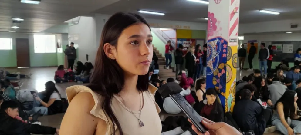 De la Escuela Secundaria 141 de Viedma iniciaron una sentada reclamando infraestructura: los detalles 