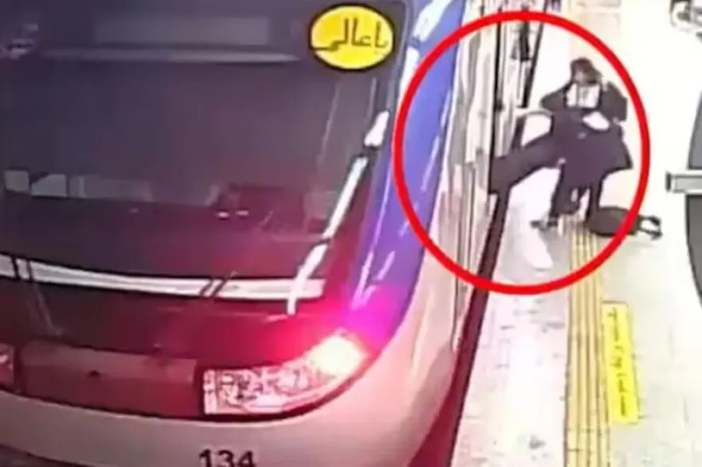 Irán: una adolescente está en coma tras ser atacada por la Policía de la Moral