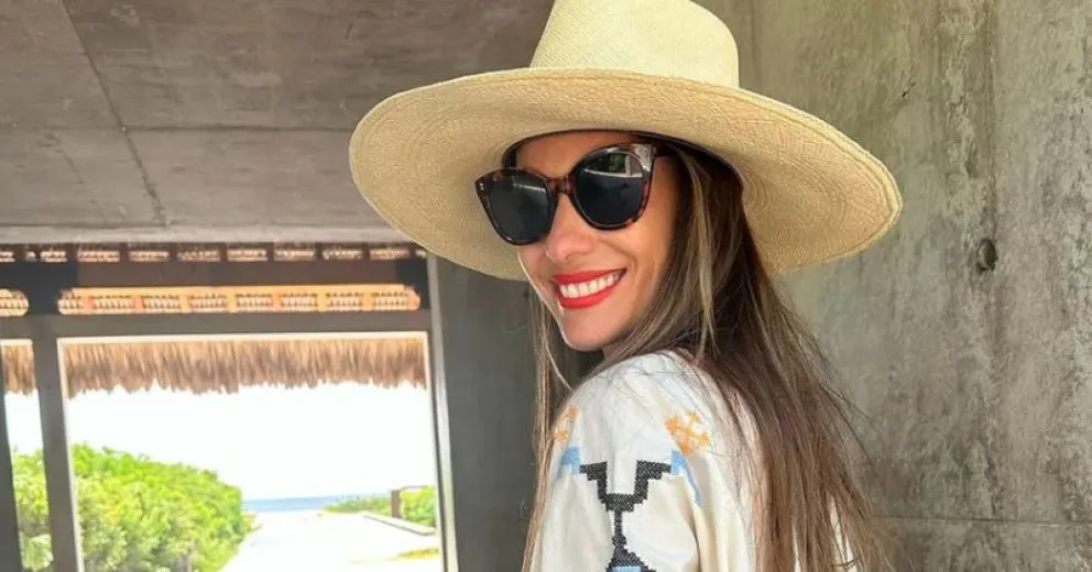 Pampita deslumbra con su microbikini en su viaje laboral a Puerto Escondido