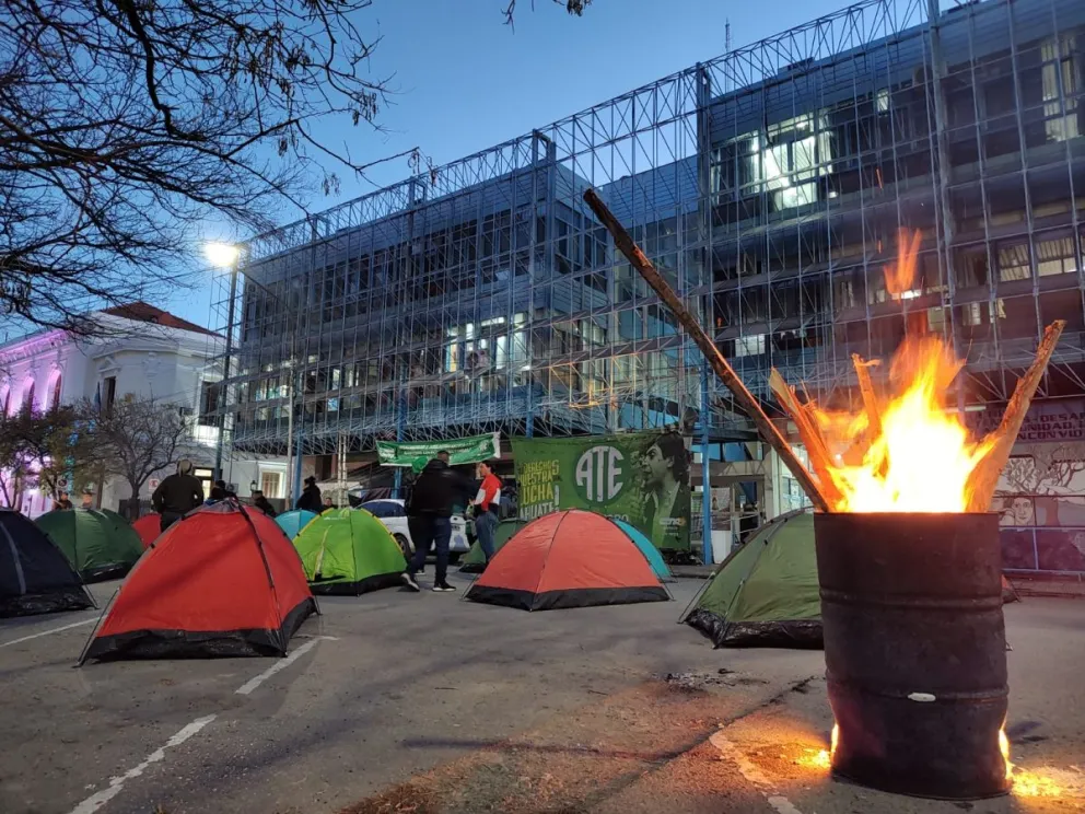 Paro de ATE: hospitalarios ya acampan frente al ministerio de Salud