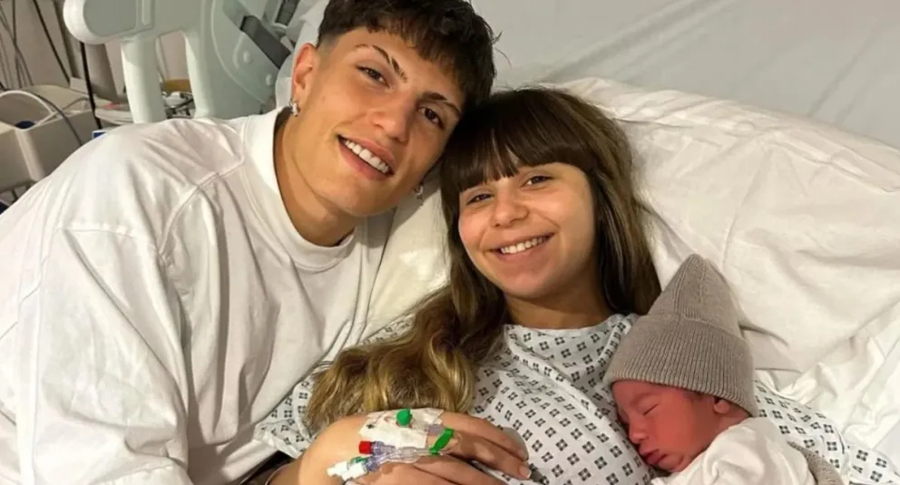 El futbolista Alejandro Garnacho y Eva García, felices con la llegada de Enzo