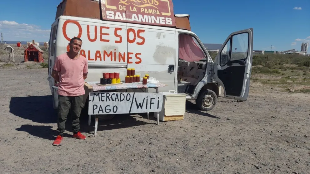 El dueño de Mercado Libre publicó la foto de un vendedor de quesos de la zona y se hizo viral