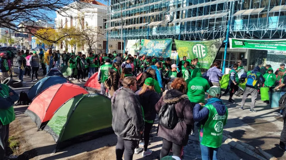 ATE con reclamo en Salud: "Hay trabajadores que están obligados a quedarse más de 16 horas"