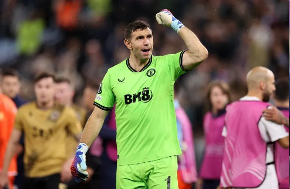 Emiliano Martínez fue clave en la victoria del Aston Villa por Conference League