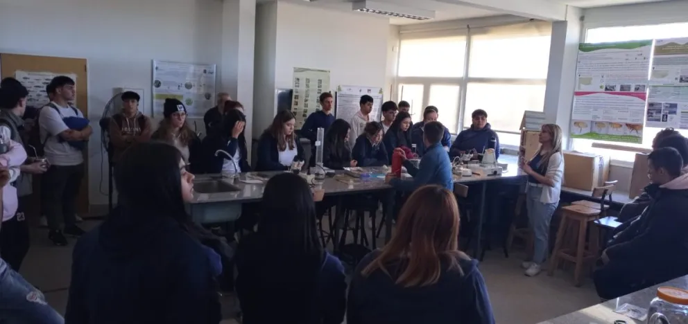 Secundarios "invadieron" la universidad pública para conocer sus carreras