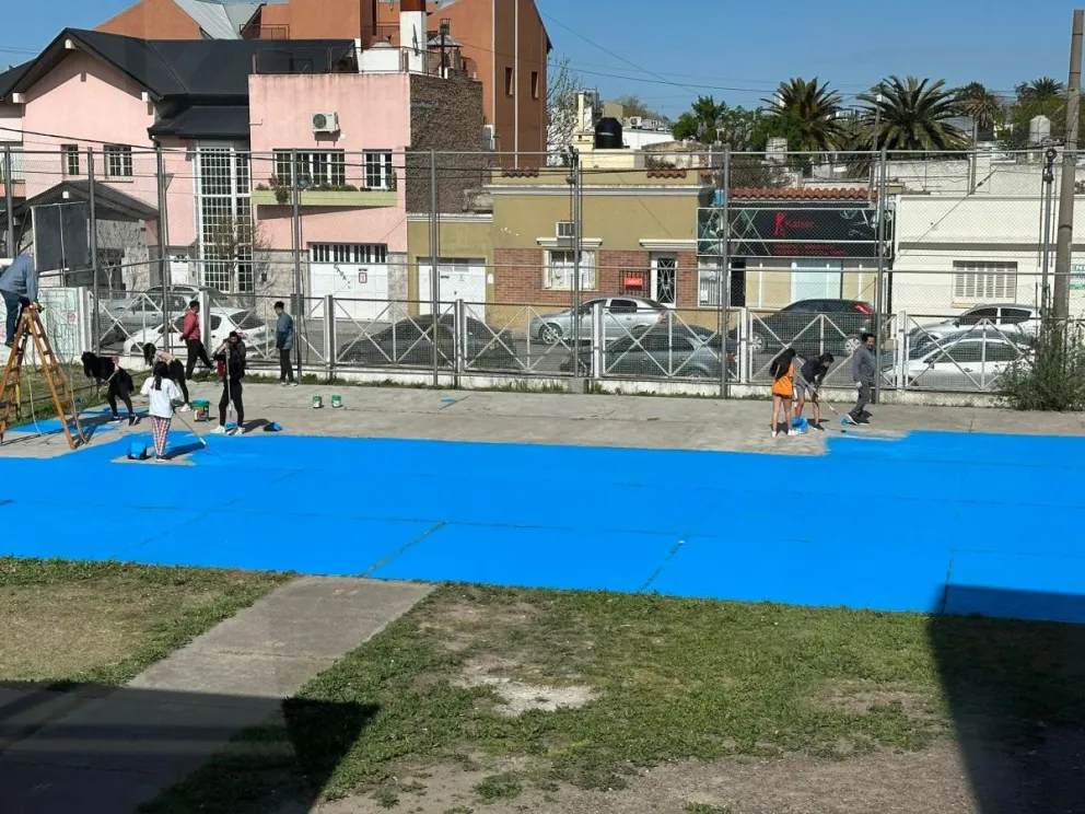 Alumnos tomaron pinceles y rodillos, y pusieron nuevos colores a su escuela