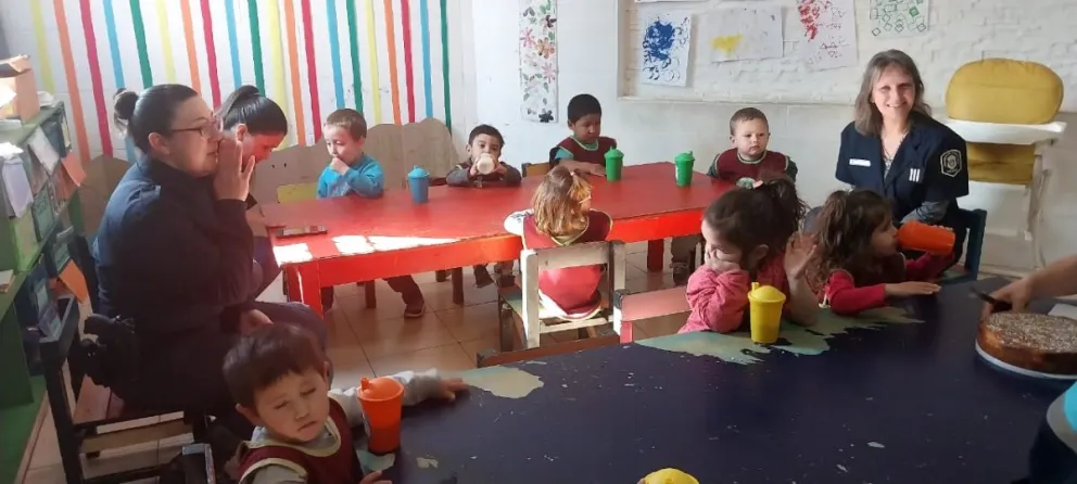 El jardín maternal Planeta Enriqueta recibió la visita de Policía Comunal