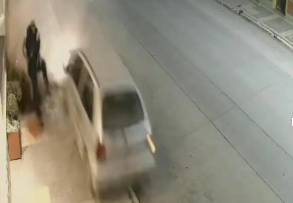 Escalofriante video: un hombre volvió a nacer tras el despiste de un auto 