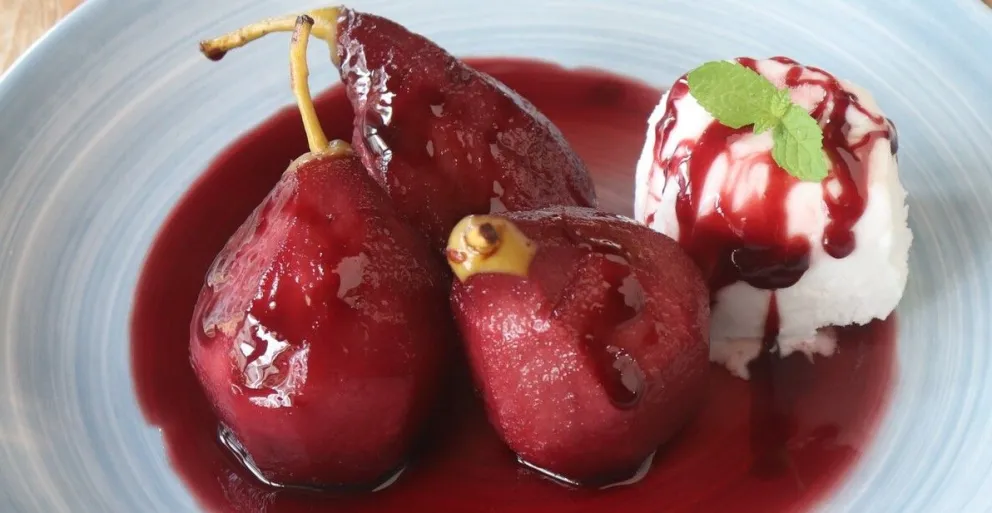 Receta clásica: Peras al vino, un postre que nunca pasa de moda