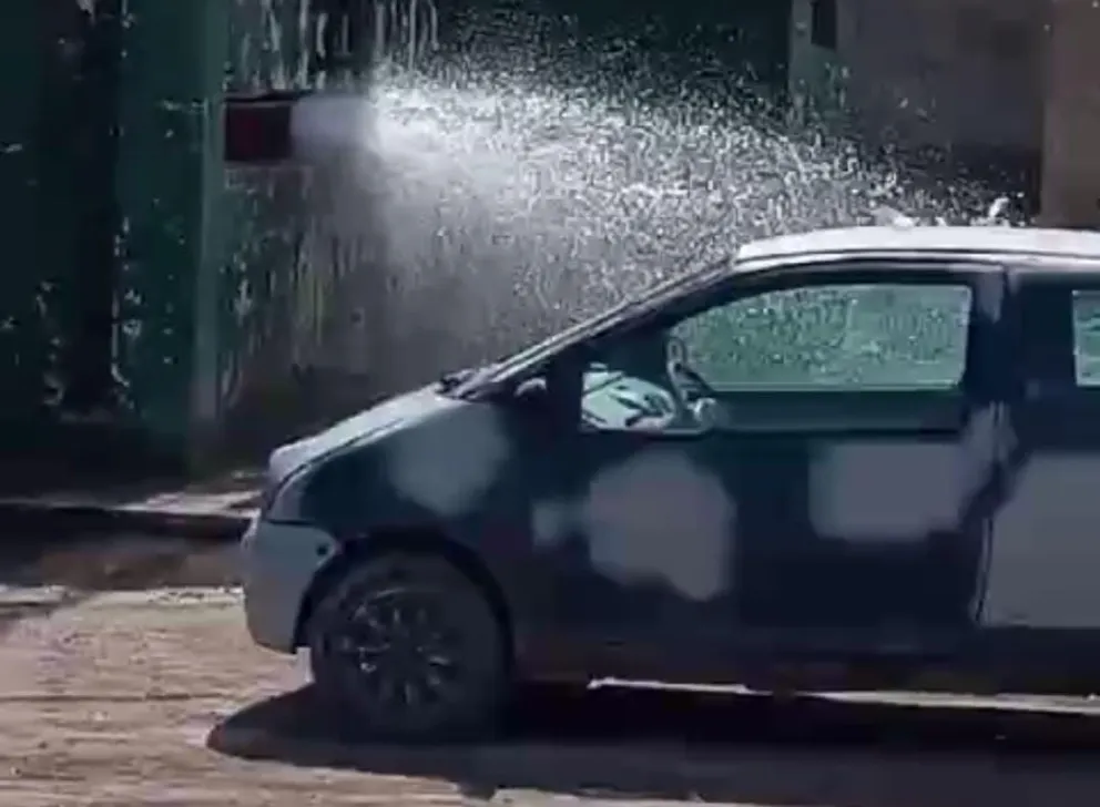 Insólito: hubo una masiva pérdida de agua en un caño y se puso a lavar el auto 