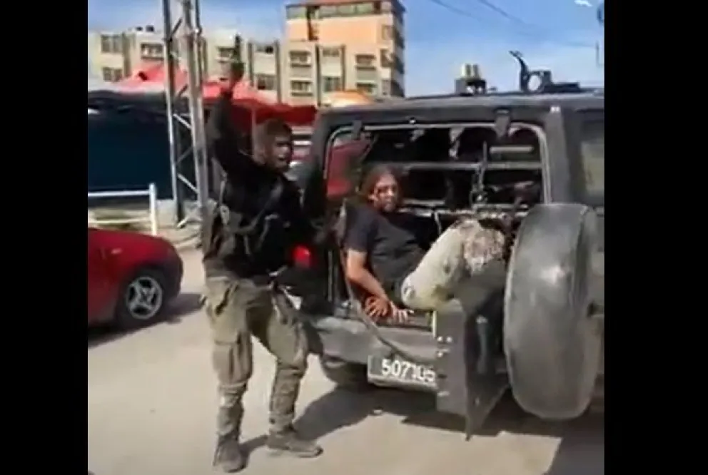 Salvajismo terrorista: el brutal ataque de Hamas exhibe a mujeres israelíes secuestradas