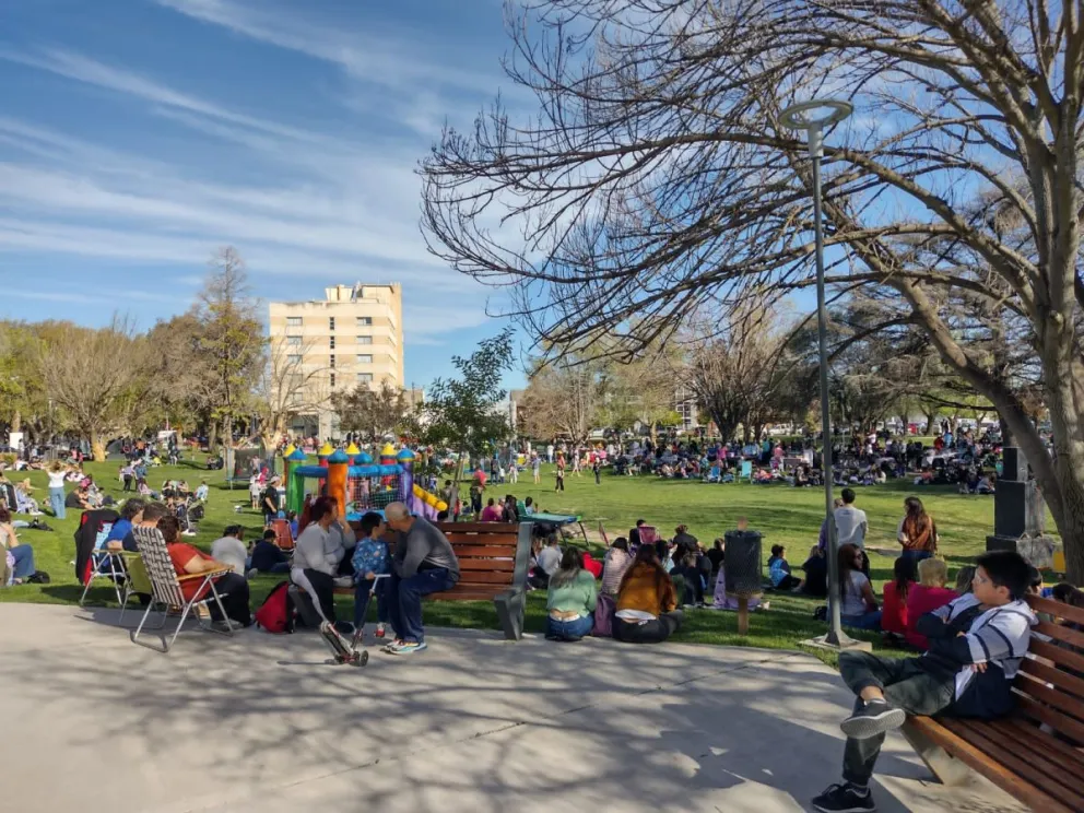 Cientos de jóvenes se congregan en el costanera para disfrutar de bandas en vivo 