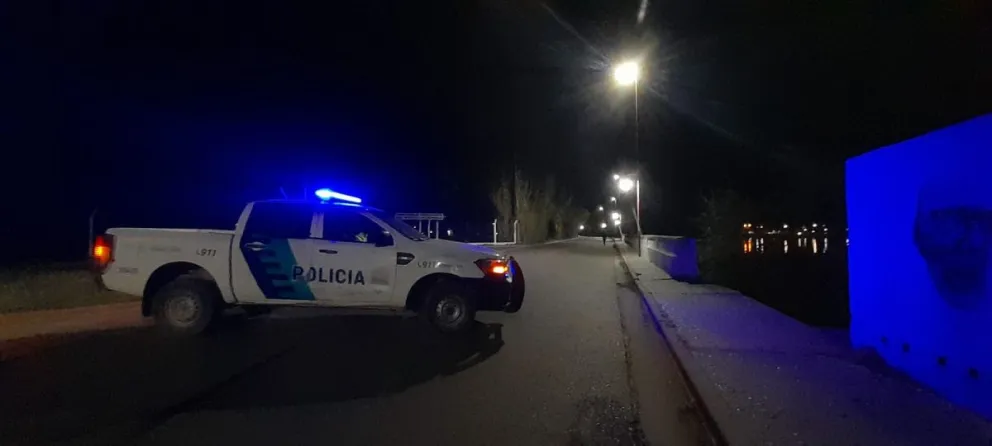 Intensa búsqueda de un joven de 20 años de edad que desapareció en aguas del río Negro