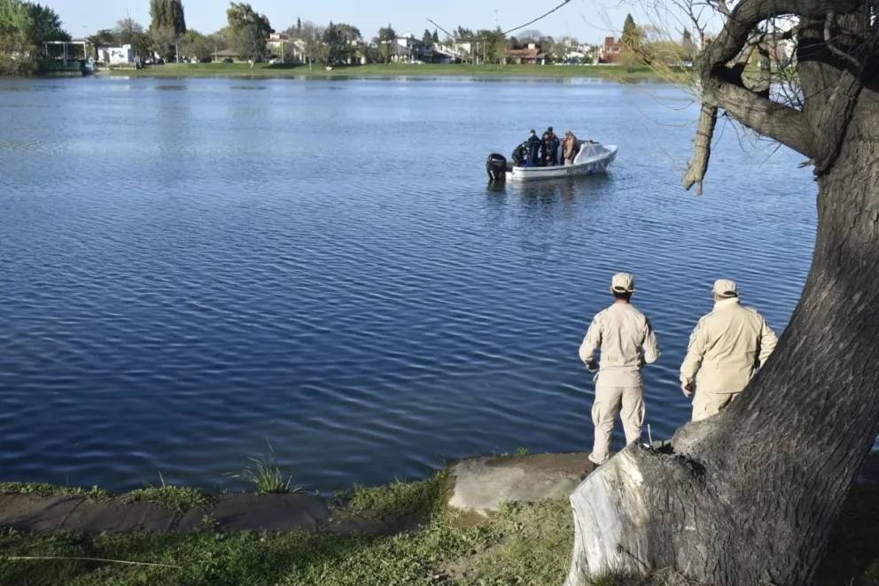 Pasaron 72 horas y sigue desaparecido el joven que se tiró al río para buscar una pelota