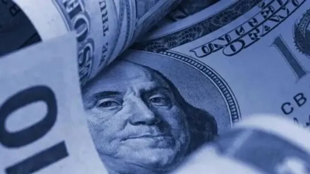 Sin freno: el dólar blue traspasa la barrera de los $900