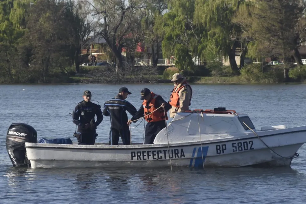 Pasan los días y no aparece Nicolás Ferro, el joven desaparecido en aguas del río Negro
