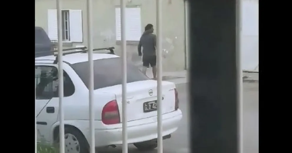 Video: Como no le quiso abrir la puerta se colgó del timbre y le pateó el portón del garaje