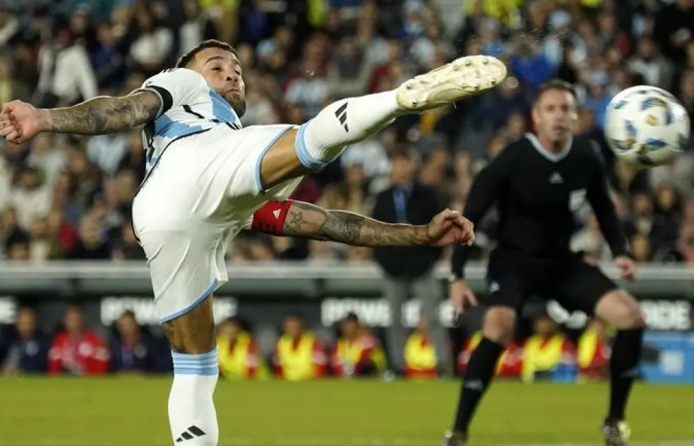 Otamendi, casi desde el vestuario marcó el triunfo argentino