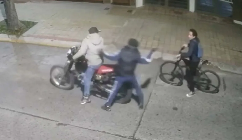 Motochorros atacaron a un vecino y lo dejaron a pata