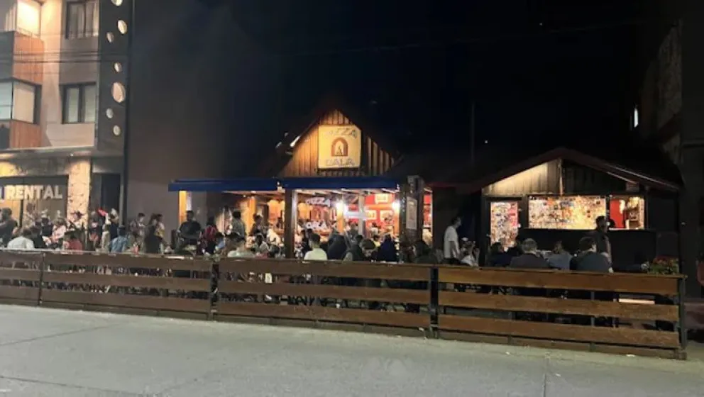 Una moza le pidió a los gritos que le paguen más propina a alumnos de una escuela primaria