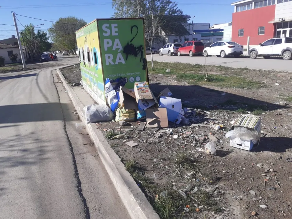 Mal uso de contenedores y estaciones de reciclaje, y un llamado atención 