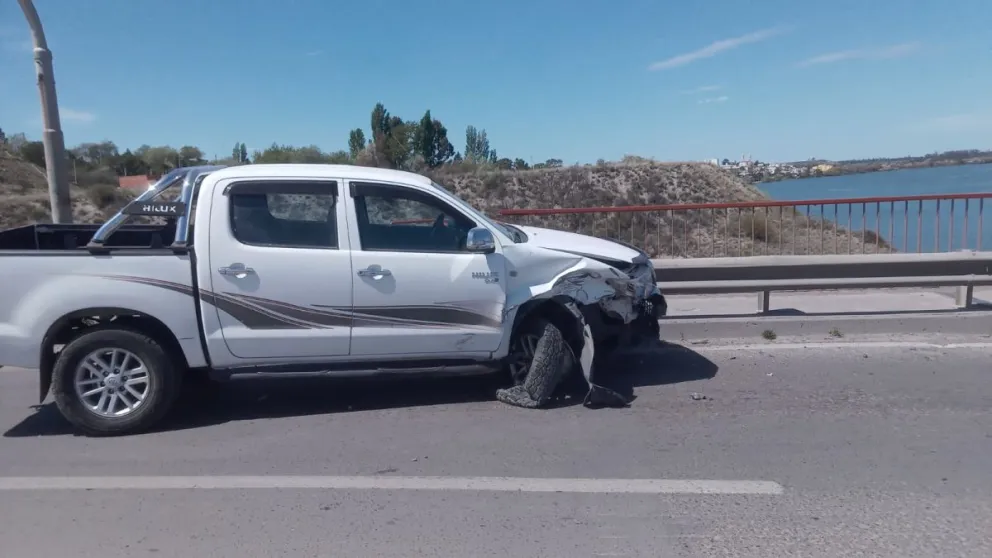 Violento choque de una camioneta contra un auto en el puente Basilio Villarino 