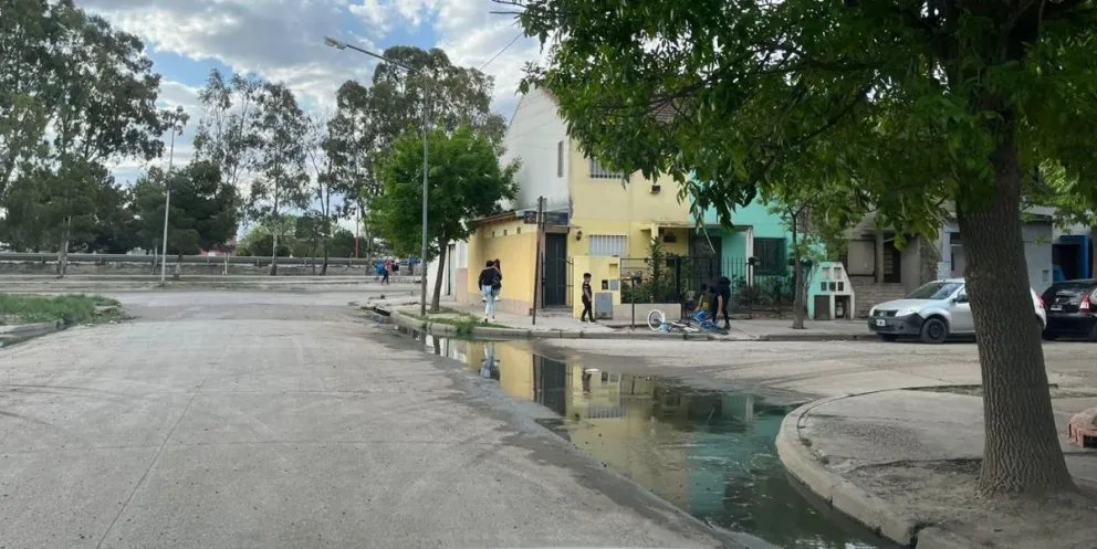Vecinos de Las 1016 Viviendas están cansados de las aguas servidas 