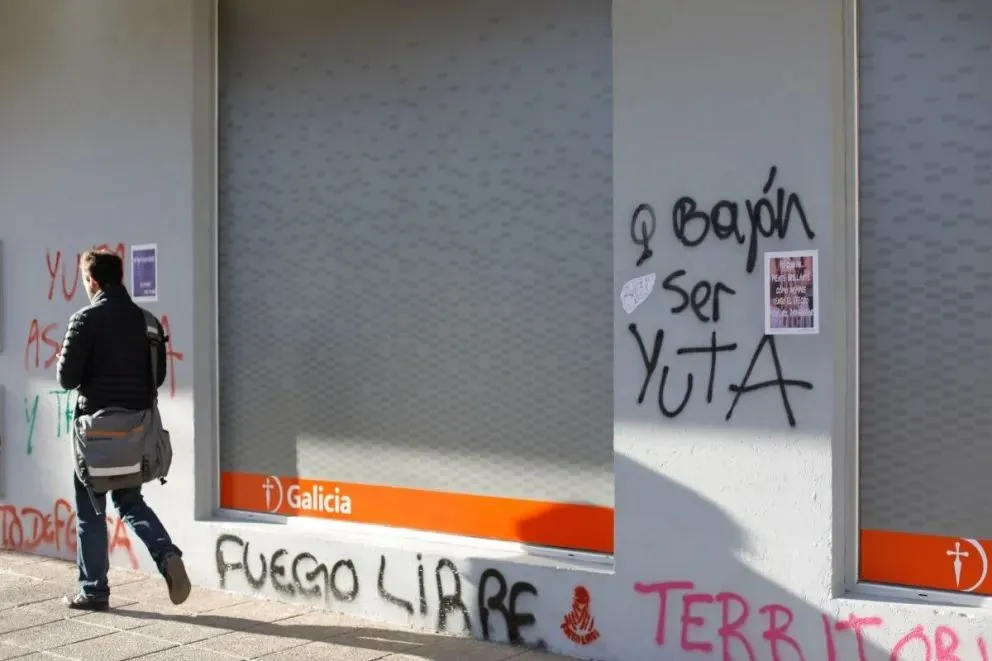 "Qué bajón ser yuta": hubo destrozos y pintadas tras el Encuentro de Mujeres en Bariloche