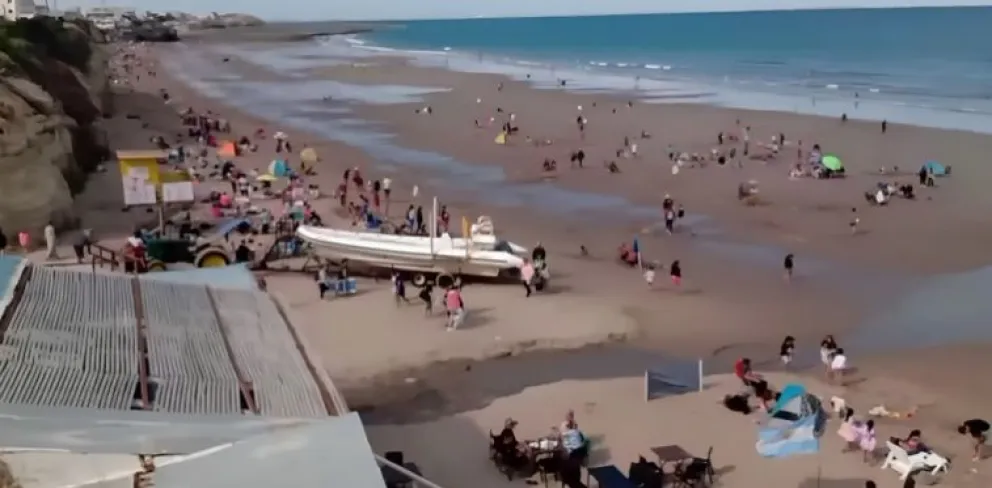  Una chapa voló hasta la playa en Las Grutas y lesionó a un hombre: la familia será indemnizada