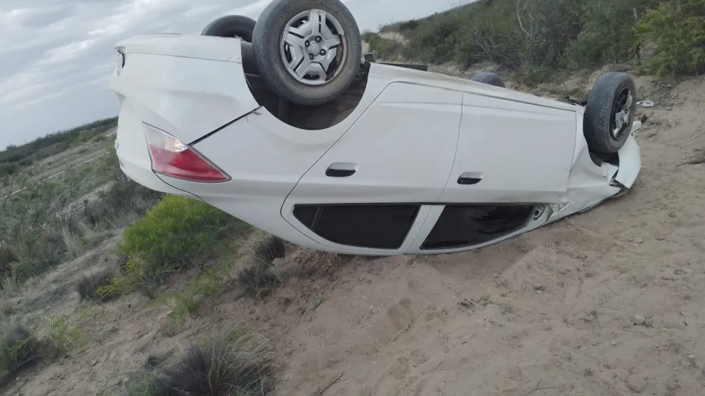 Volcaron en la ruta nacional 3, los asistieron, pero luego los dejaron solos 