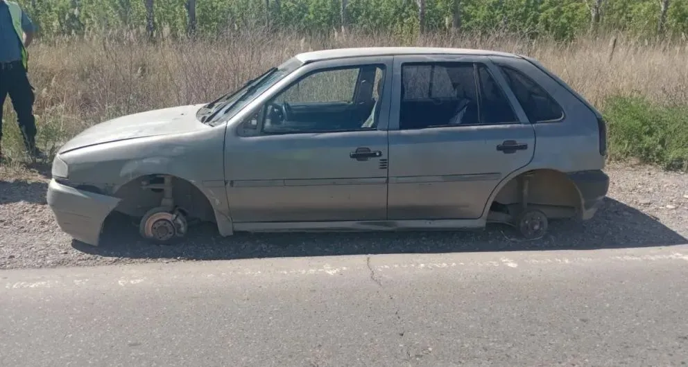 Sin sus ruedas, la policía recuperó un vehículo robado en Cipolletti