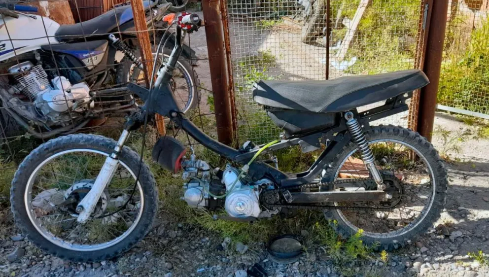 Andaba con una moto trucha y destartalada, y quedó en poder de la policía