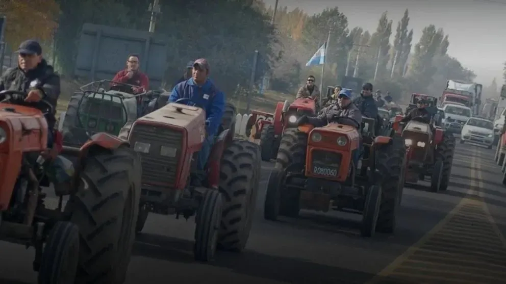 Las rutas del Alto Valle se llenaron de tractores 