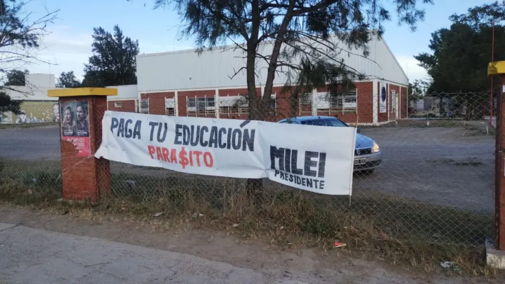 Contudente rechazo de la Universidad del Comahue a un agraviante cartel de Milei