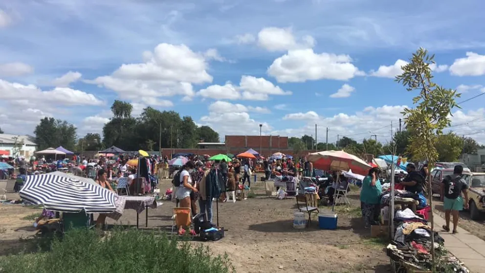 En un comercio de subsistencia, salen a la luz tensiones por la informalidad