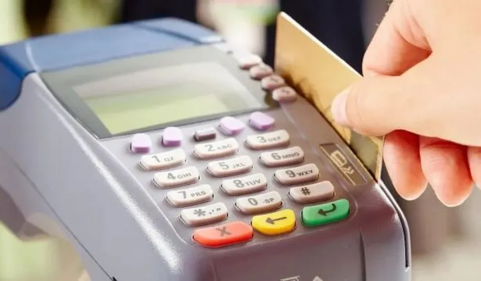 Tras la suba de tasas, cómo queda el interés por las cuotas y el pago mínimo en tarjetas de crédito 