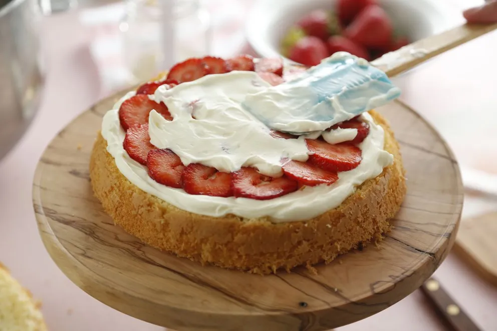 Cómo hacer un bizcochuelo con crema y frutillas: ideal para la merienda