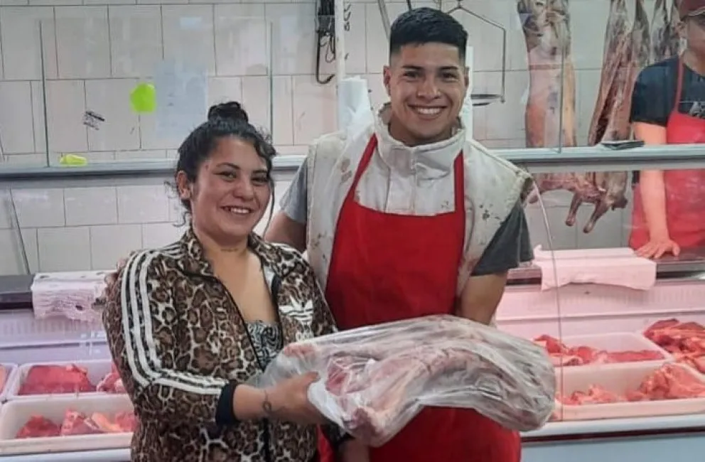 El carnicero que revolucionó las redes de la Comarca con su sonrisa