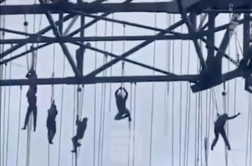 VIDEO: albañiles quedaron colgados tras desplomarse un andamio a 33 pisos de altura